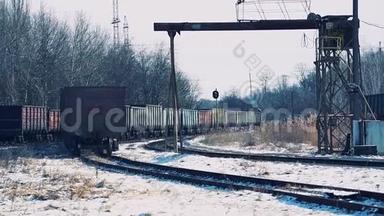 柴油<strong>火车</strong>和货车沿着积雪覆盖的<strong>火车</strong>站<strong>行驶</strong>